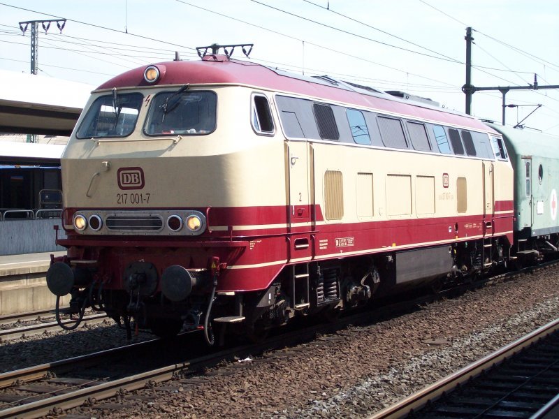 BR 217 001-7 am 31.07.2008 im Bahnhof Fulda.
