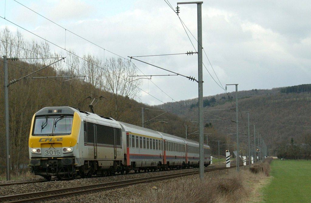 CFL 3015 mit dem IR Liers - Luxembourg kurz vor Ettelbruck am 29. Mrz 2009.