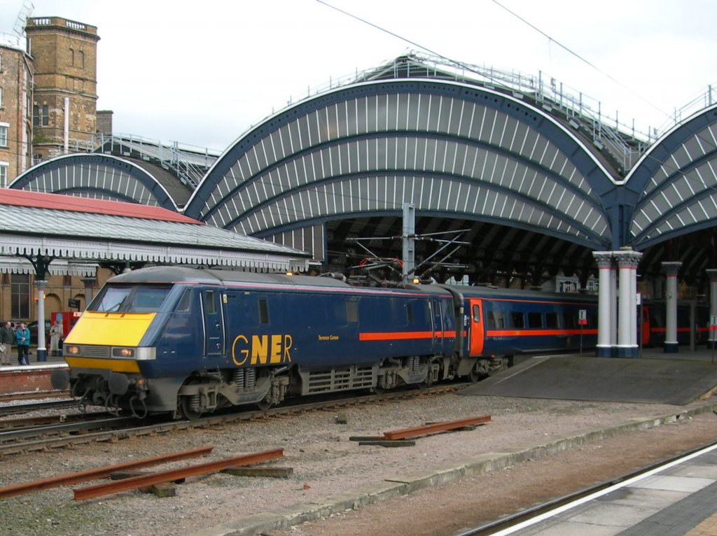 Class 91 an der Spitze des Intercity von London nach Schottland beim halt in York am 30. Mrz 2006.