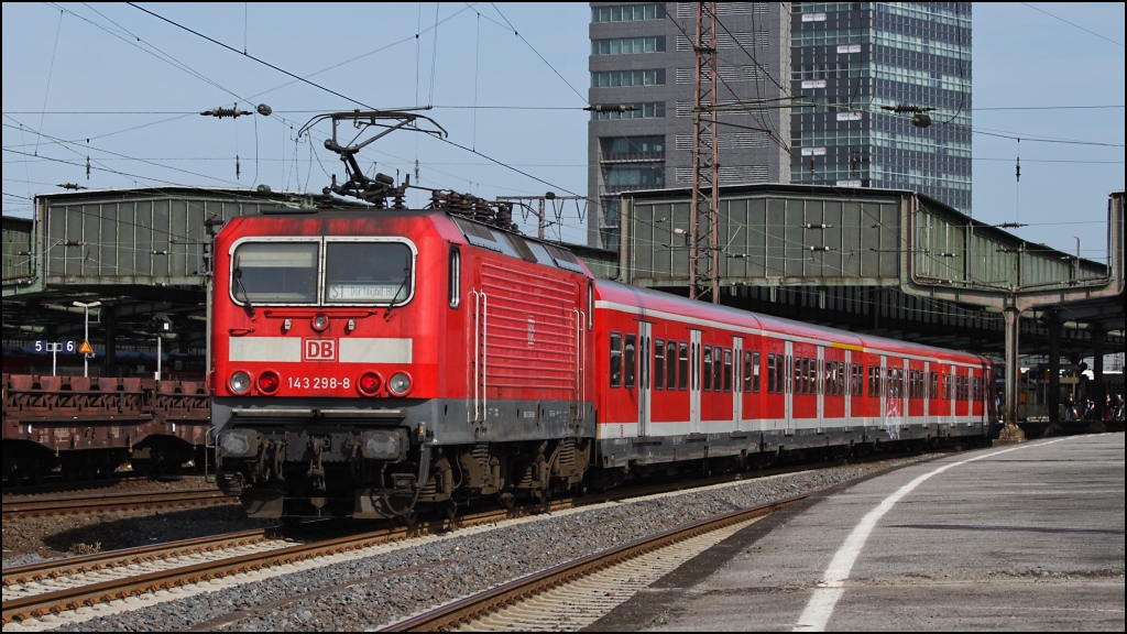 Da die 422er mal wieder Macken haben mssen die alten X-Garnituren mal wieder herhalten. 143 298 mit S1 nach Dortmund am 09.04.11 in Duisburg
