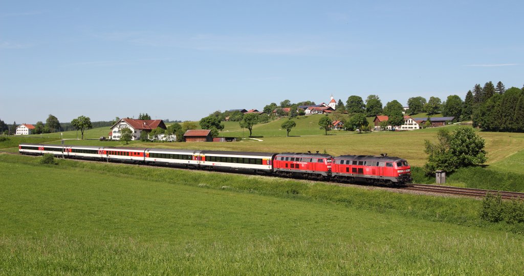 Da der Streckenabschnitt Trkheim - Mindelheim auf der KBS 975 (Ulm - Memmingen - Kempten) wegen Gleisbauarbeiten zwischen dem 21.05.13 und dem 05.07.13 gesperrt ist, werden Gterzge und Fernreisezge ber den Streckenabschnitt Buchloe - Kaufbeuren - Kempten der KBS 970 umgeleitet. So konnte der EC Mnchen - Zrich u.z. , bestehend aus einem Doppelgespann Mhldorfer 218 und schnen Schweizer Fernreisezugwagen an Orten umgesetzt werden, wo er sonst nicht verkehrt, hier der EC 191 Zrich - Mnchen Hbf am 13.06.13 mit den Mhldorfern 218 405-9 + 440-6 bei Grwangs.
