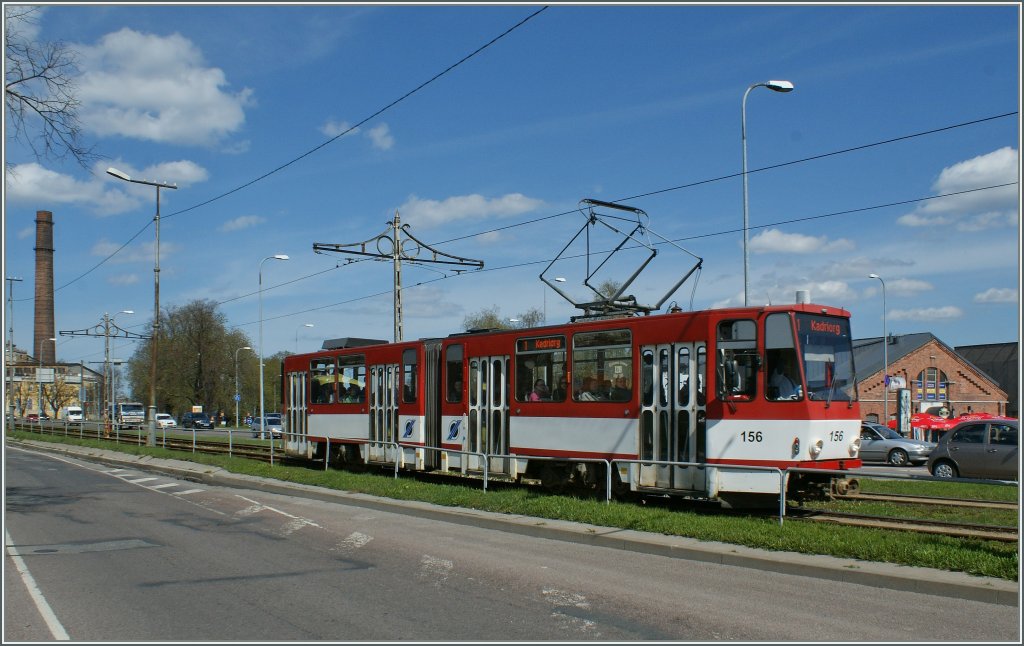 Das Tatra Tram 156 auf der Fahrt nach Kadriorg. Die Aufnahme entstand zwischen Altstadt und Hafen am 9. Mai 2012.