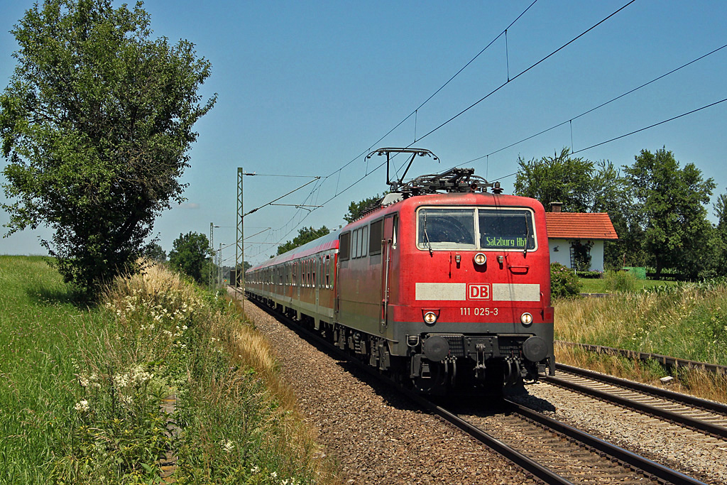 DB 111 025 mit RB Mnchen - Salzburg am Block Hilperting bei Rosenheim am 26.7.2011.