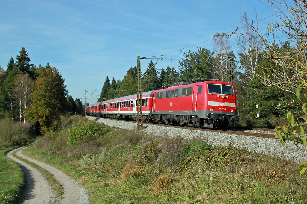 DB 111 035 mit der RB Mnchen - Salzburg am 16.10.2011 bei Weiching.
