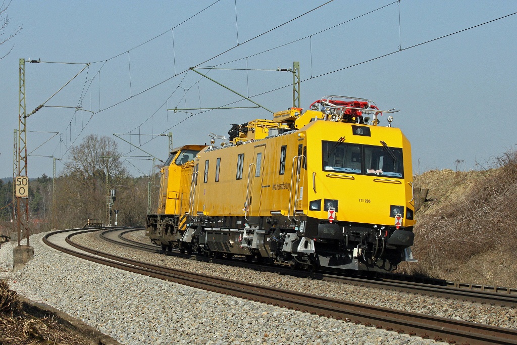 DB-Bahndienstfahrzeug 711 206 im Schlepp einer Diesellok der BR 203 bei Weiching zwischen Rosenheim und Mnchen am 17.3.2012