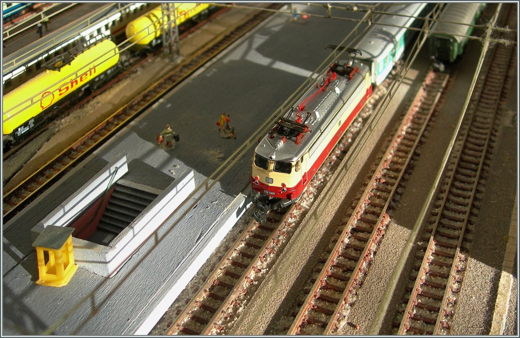 DB E 10 mit RBS im grossen Bahnhof. 
(3.12.2010)