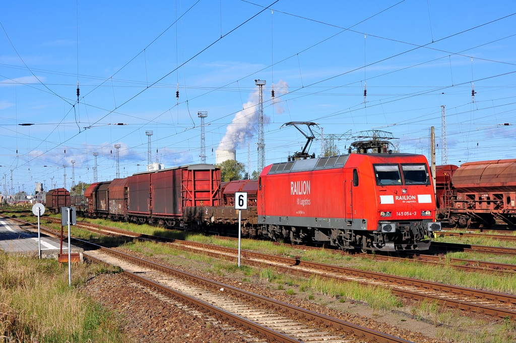 Den Schadwagenzug 52978(Rostock Seehafen-Eberswalde)bespannte am 26.10.2012 die 145 054.Hier kurz vor der Abfahrt in Rostock Seehafen.