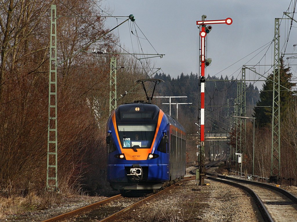 Der 427 007 von Cantus am 01.01.2010 als BLB Ersatzzug bei der Einfahrt in Piding 
