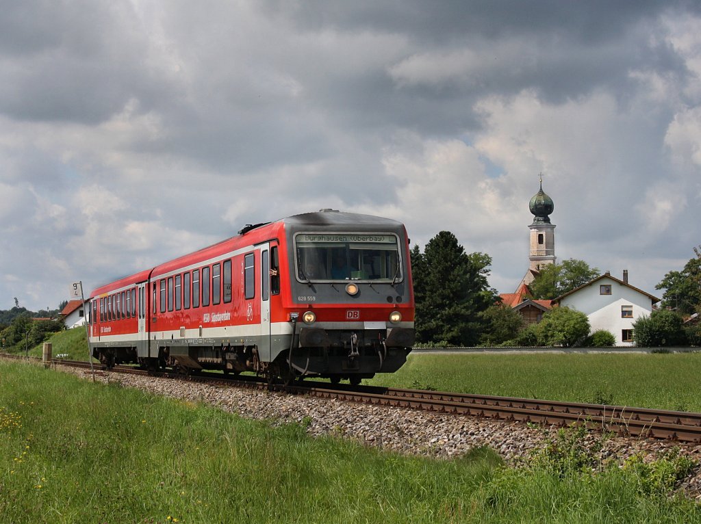 Der 628 559 am 09.08.2010 als RB nach Burghausen unterwegs bei Heiligenstatt. 
