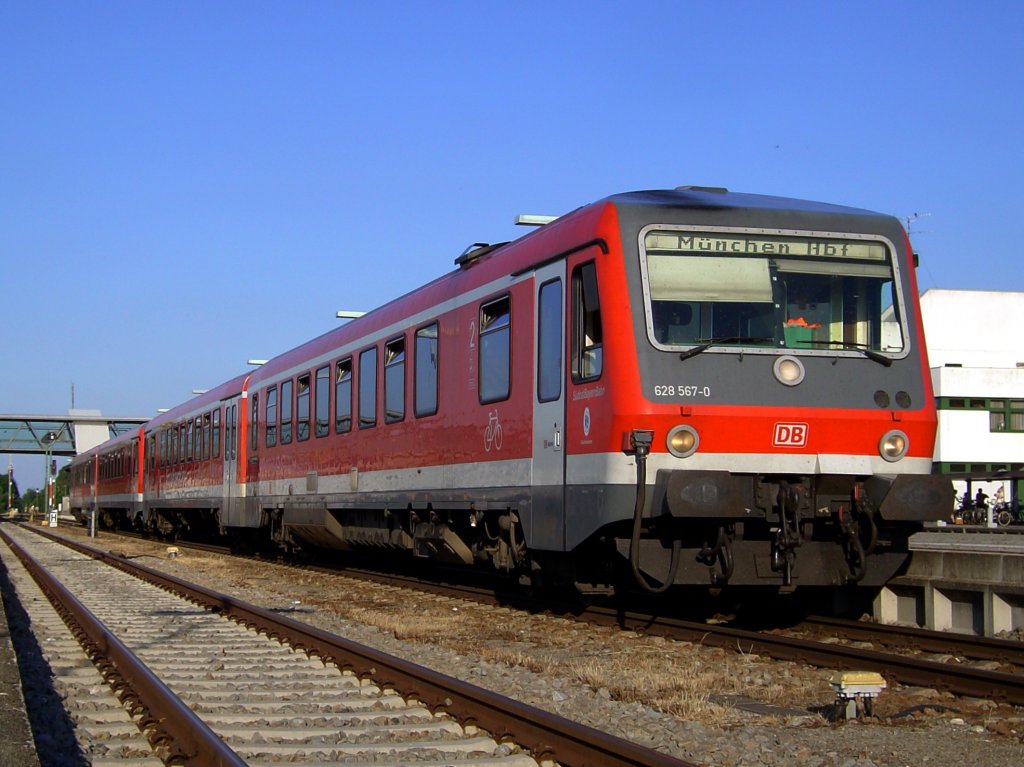Der 628 567 und ein Weiterer am 21.06.2008 als RB nach Mnchen in Mhldorf. 
