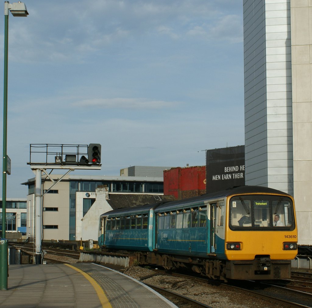 Der Arriva 143 610 nach Treherbet erreicht Cardiff. 
28.04.2010