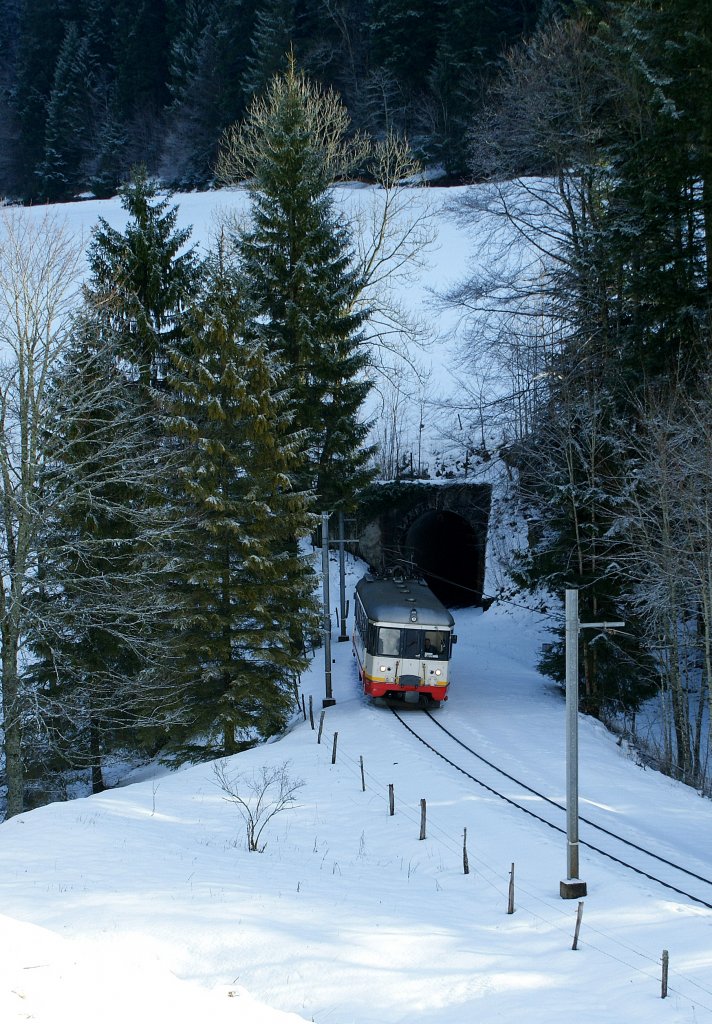 Der Be 4/4 N 5 hat den 721 Meter langen Petits Monts Tunnel verlassen und trifft in wenigen Augenblicken an der Haltestelle Les Frtes ein.
18. Januar 2010