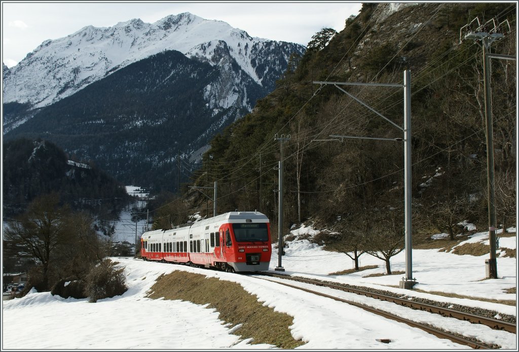 Der Der M-O (TMR/Region Alps) RABe 527 513 erreicht in Krze Sembrancher
27. Jan. 2013