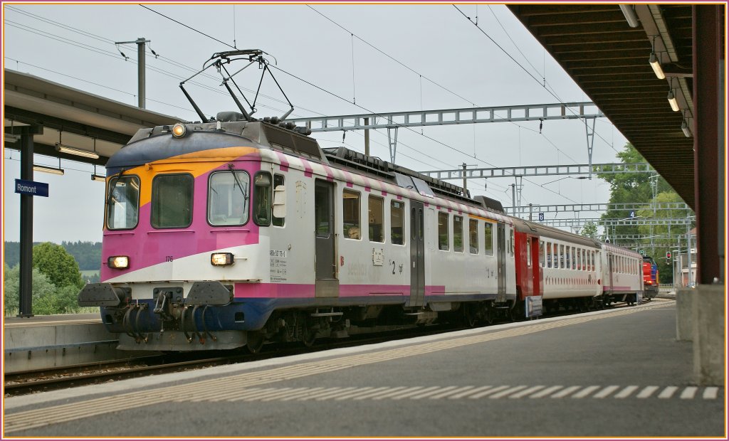 Der ex MThB ABDe 537 126-0 fhrt bzw. fuhr bei der TPF, hier als Regionalzug nach Bulle. Drei Tage spter wurde der Betrieb eingestellt, da die Strecke als S-Bahn komplett umgebaut wird. 
27.05.2011