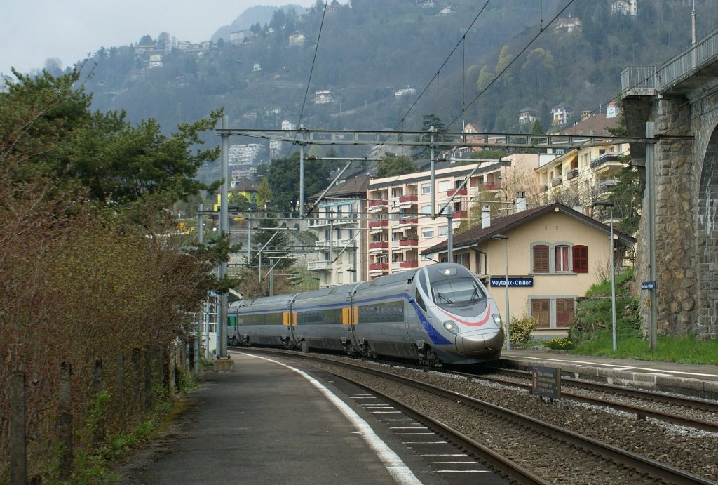 Der FS ETR 610 als EC 39 bei der Durchfahrt auf der Station Veytaux-Chillon am 16.April 2010
