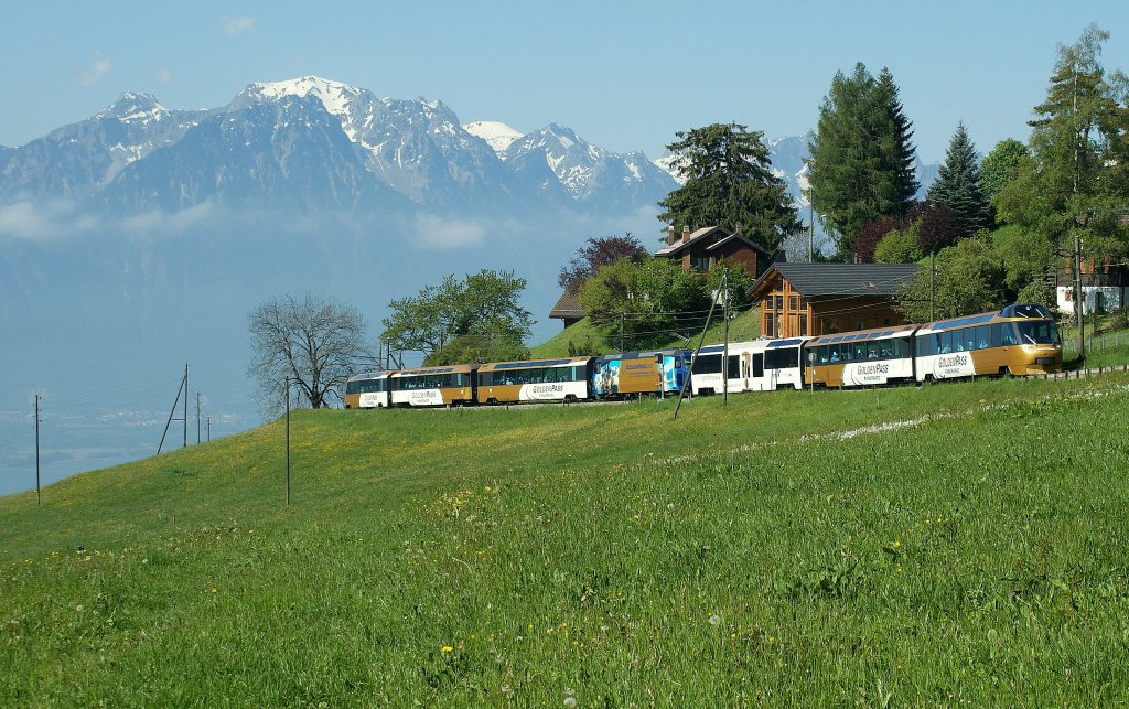 Der Golden Panoramic Express  3118 von Montreux nach Zweisimmen bei Les Avants am 22. Mai 2010.