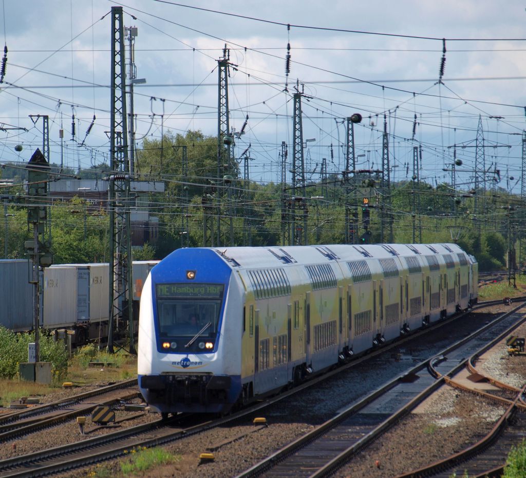 Der Metronom von Bremen Hbf fuhr gemchlich in den Bahnhof von Buchholz in der Nordheide ein und wird nach einer kurzen Pause den Bahnhof in Richtung Hamburg wieder verlassen.