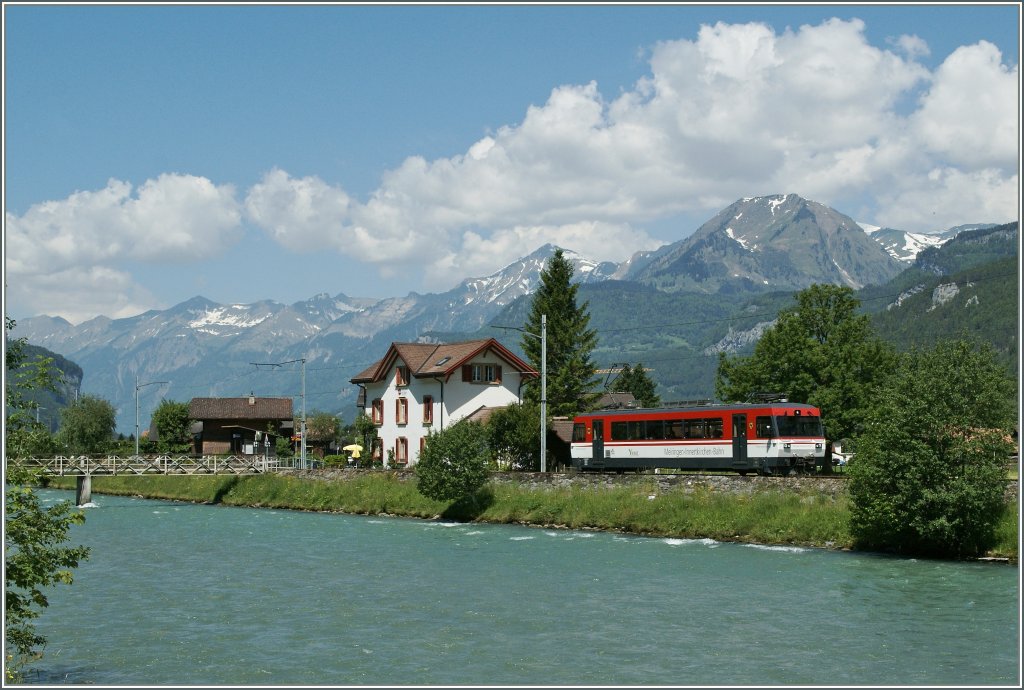 Der MIB Triebwagen hast die Station Aareschlucht West verlassen und wird bald statt durch das weite Tal durch die Aareschlucht (Tunnel) nach Innertkichen fahren.
7. Juni 2013 
