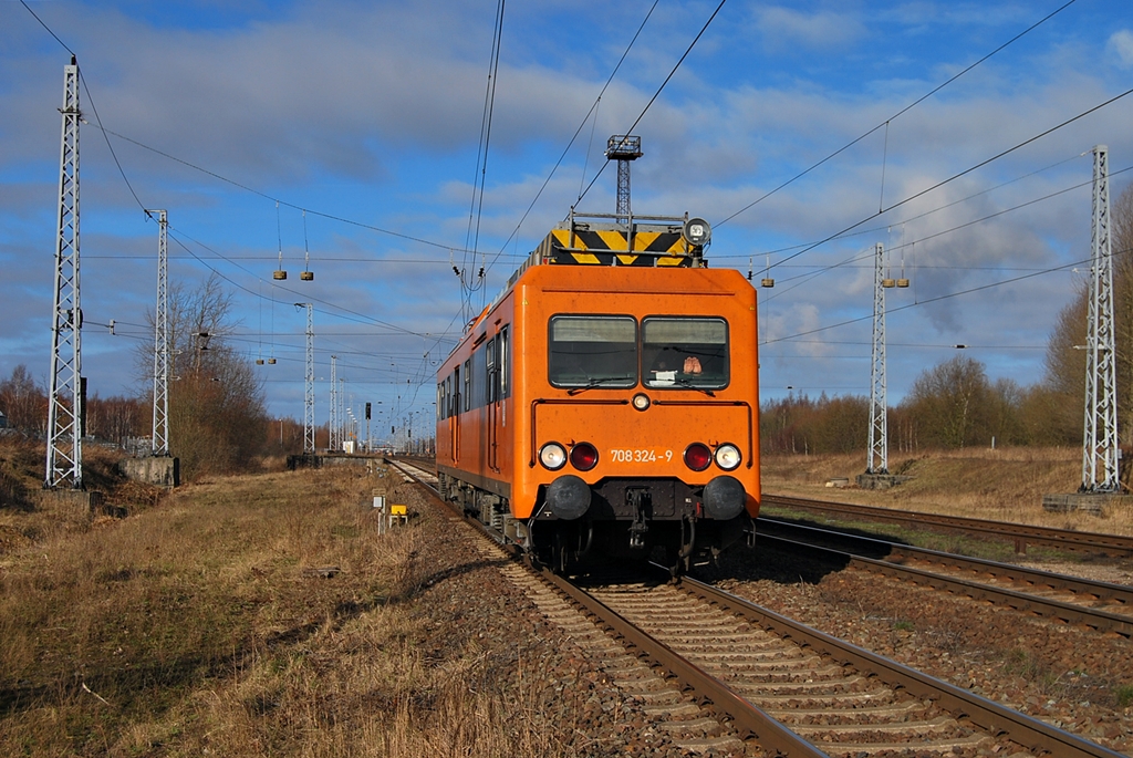 Der ORT 708 324 rollt am 29.02.2011 durch Rostock-Seehafen Sd.