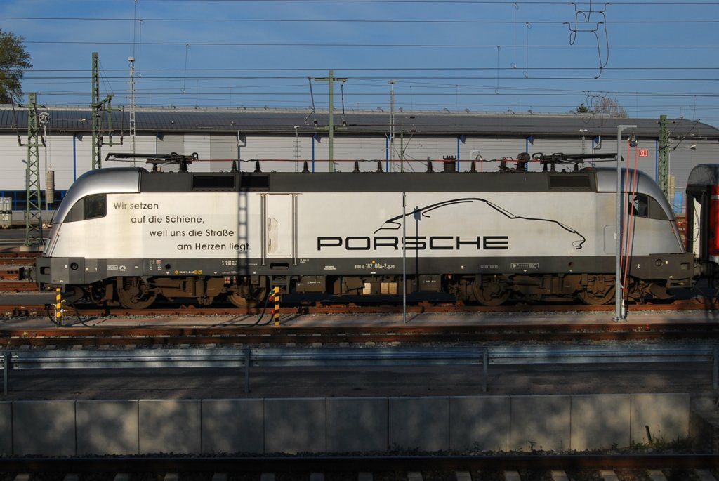 Der Porsche-Taurus  182 004 pausiert am 02.05.2010 im Bw Rostock Hbf.