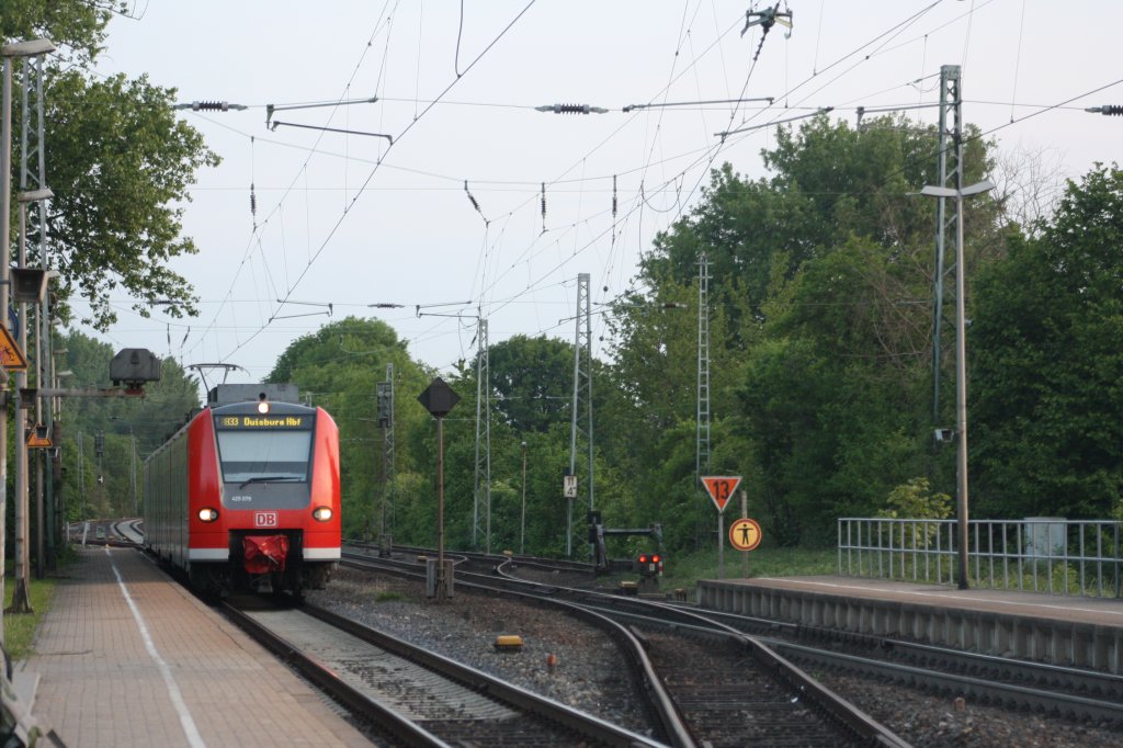 Der RB 33 von Aachen-HBF nach Duisburg-HBF und hhlt in Kohlscheid bei Sonne.
6.5.2011