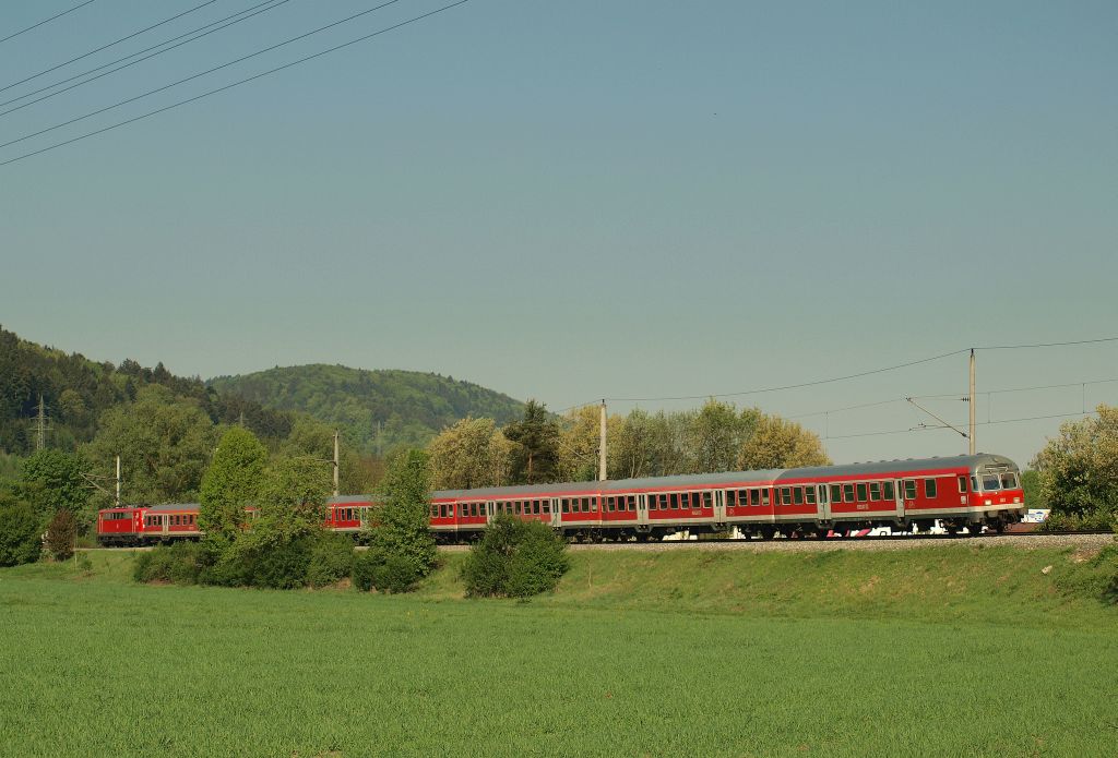 Der RE 19909 von Stuttgart Hbf nach Nrnberg Hbf fuhr am 25.4.11. durch das landschaftlich schne Murrtal bei Murrhardt und wird gleich Murrhardt erreichen.