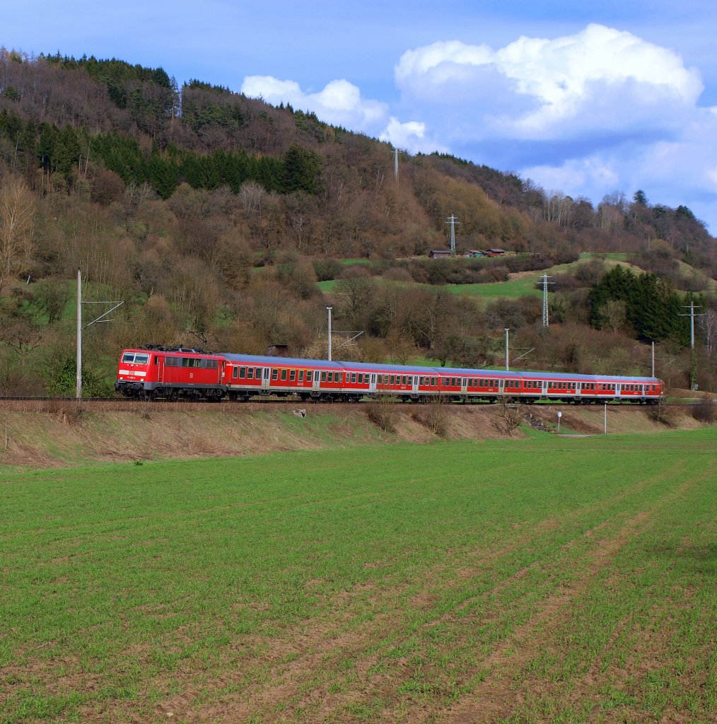 Der RE nach Stuttgart am 2.4 in der Murrhardter S-Kurve.