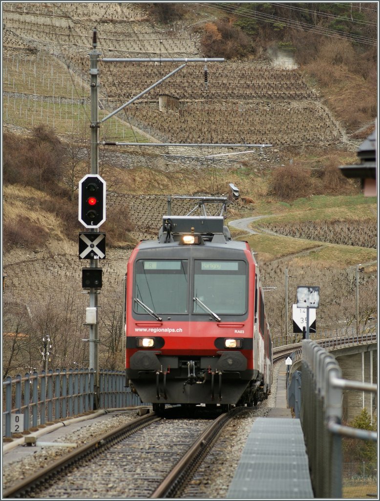 Der Regionalzug von Le Chable erreicht in Krze Sembrancher. 
19. Mrz 2011