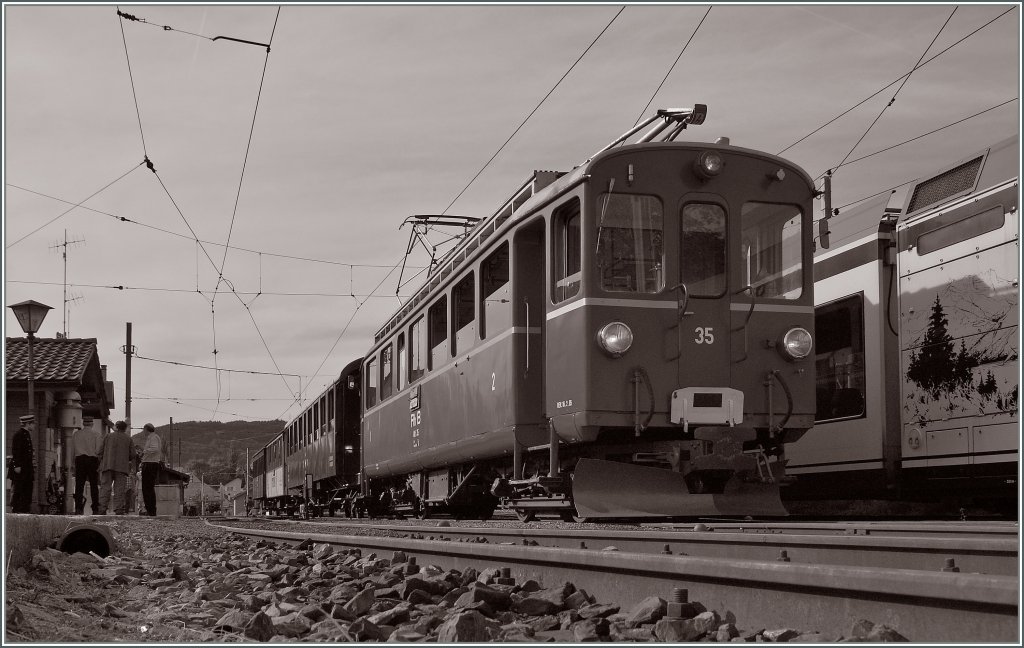 Der RhB Bernina-Bahn Triebwagen ABe 4/4 N 35 ist mit seinem Extrazug von Vevey nach Chamby in Blonay eingetroffen. 
12. Juni 2011