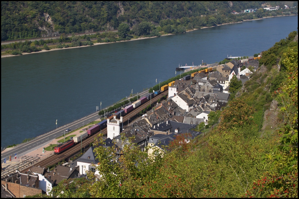  Der Rheinsteig  ist schon was tolles...hier durchfhrt 151 053 mit einem Containerzug das Rheintal (genau genommen Kaub) in Richtung Sden. (31.08.11)