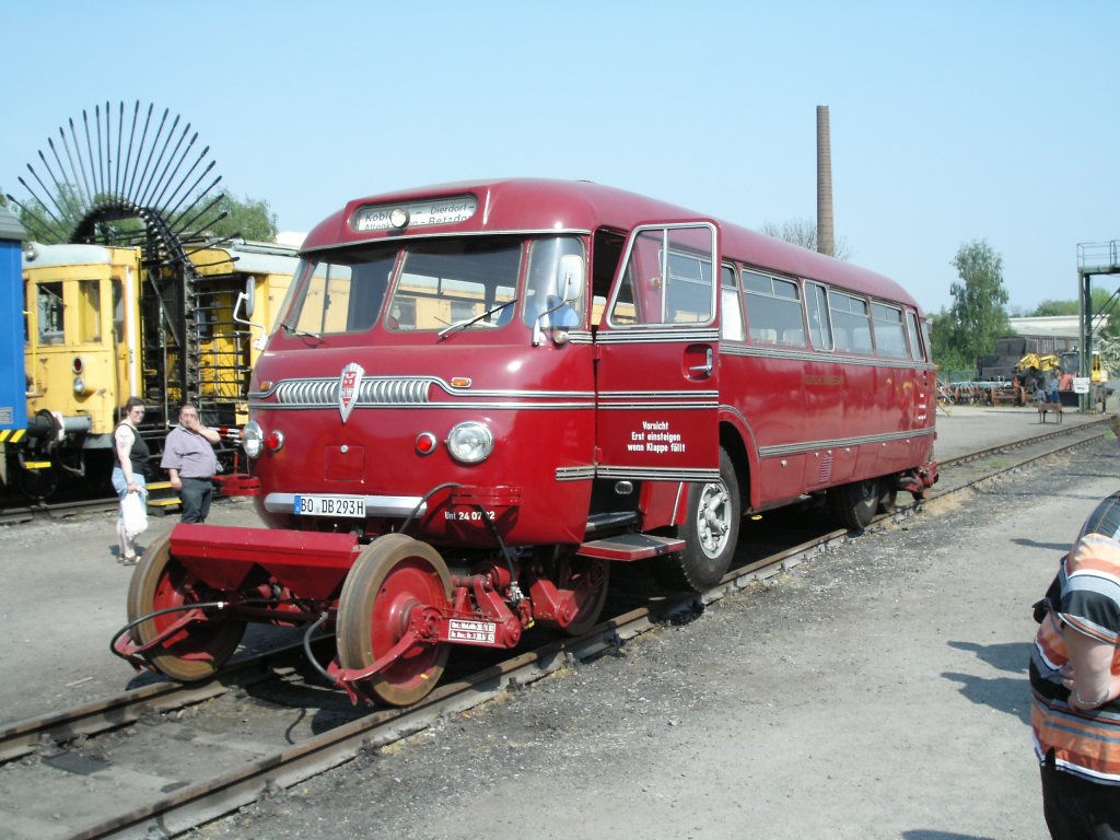 Der Schiene-Strae-Bus in Bochum-Dalhausen.