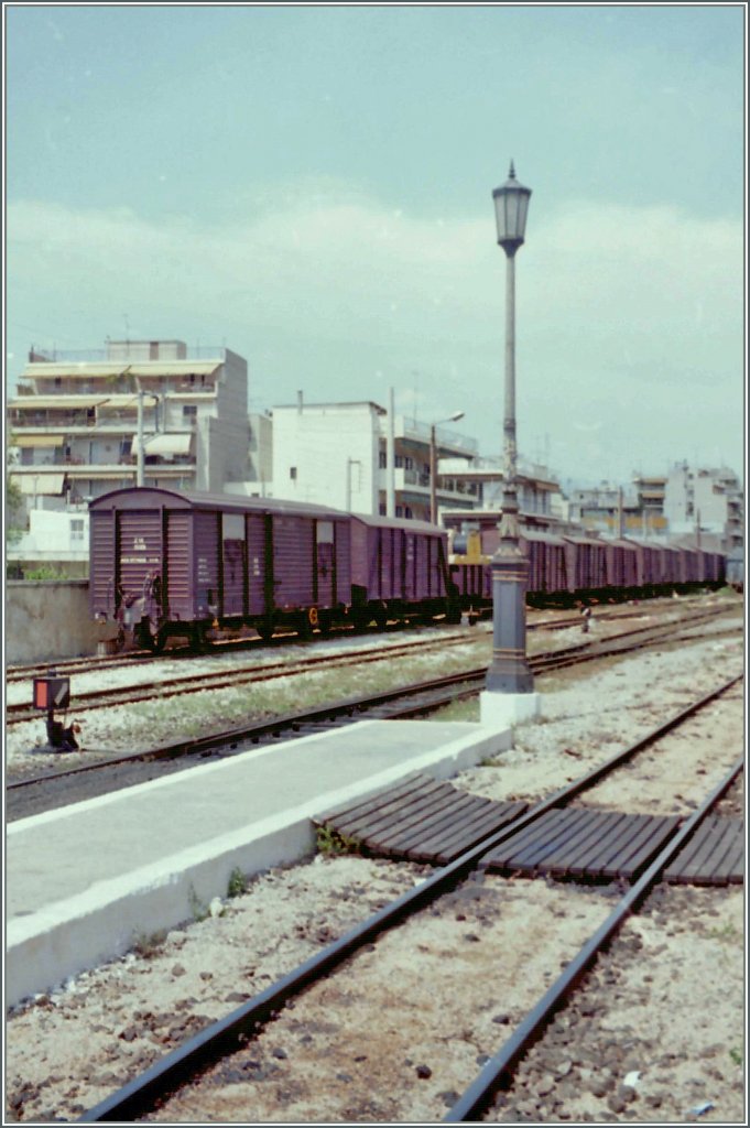 Der Schmalspurbahnhfo von Athen im April 1996.
(Gescanntes Negativ)

