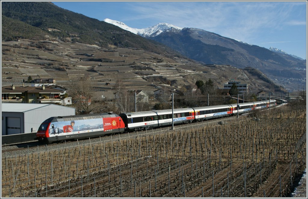 Der  Snowtrain  fr britische Touristen als Link von den Walliser Skigebieten zum Flughafen her bei Salgesch am 5. Mrz 2011.