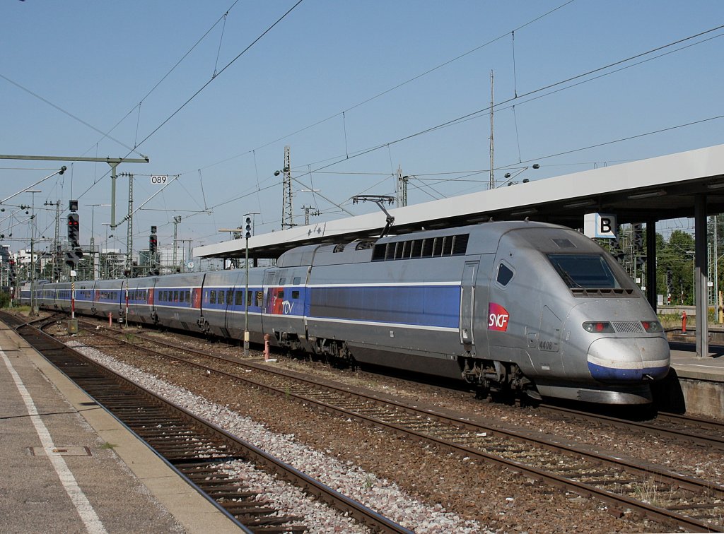 Der TGV POS 4408 am 01.08.2009 bei der Ausfahrt aus dem Stuttgarter Hbf. 
