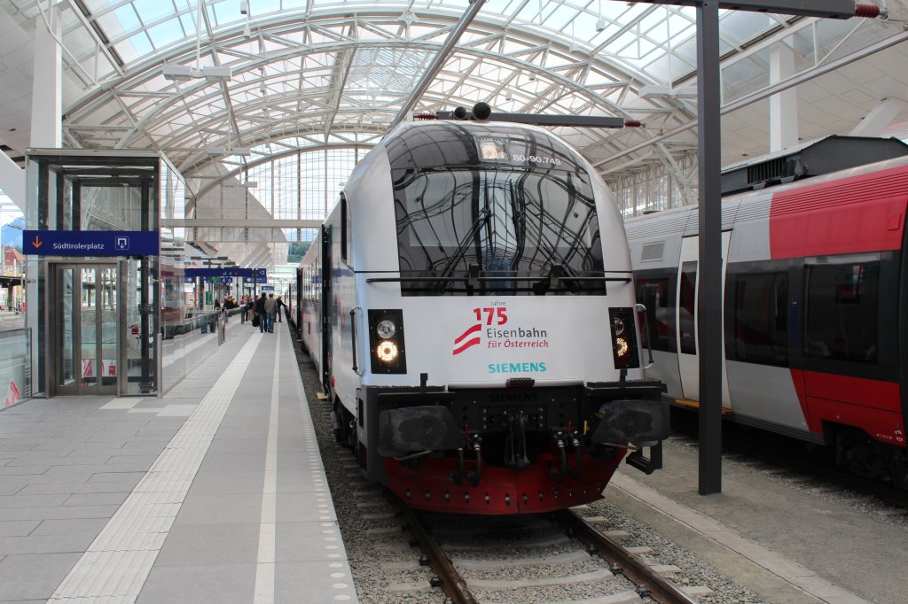 Der Triebwagen des Jubilums-Railjets im berdachten Bereich des umgebauten Salzburger Haupbahnhofs am 13.Juli 2012. Der Railjet war hier anllich des Bahnhofsfestes abgestellt.