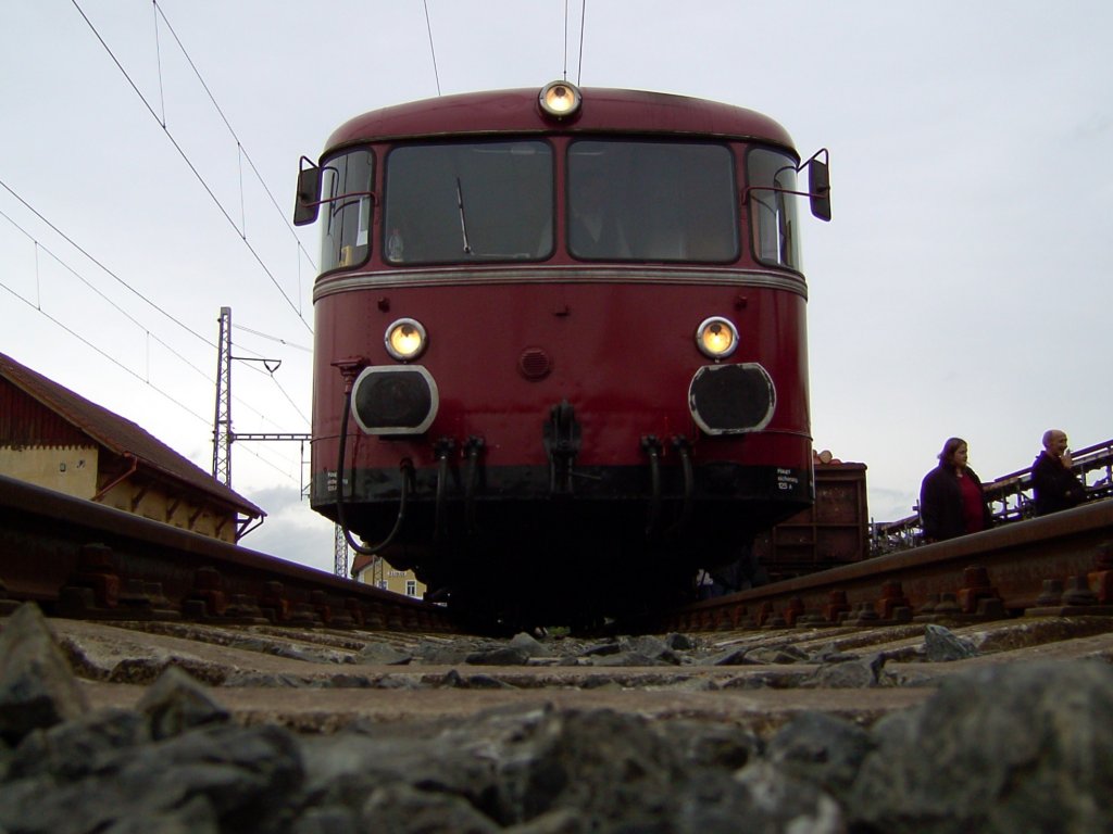 Der VT 98 der PEF am 03.10.2008 beim abwarten einer Zugberholung in Svihov.
