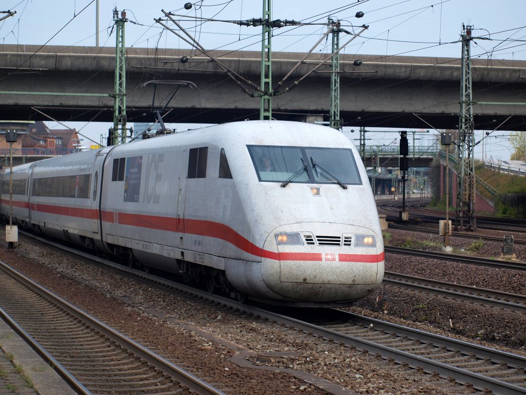 Der Werbe ICE 401 014 mit der Mega Groen Werbung fuhr am 24.4 aus dem Bahnhof Hamburg-Harburg.