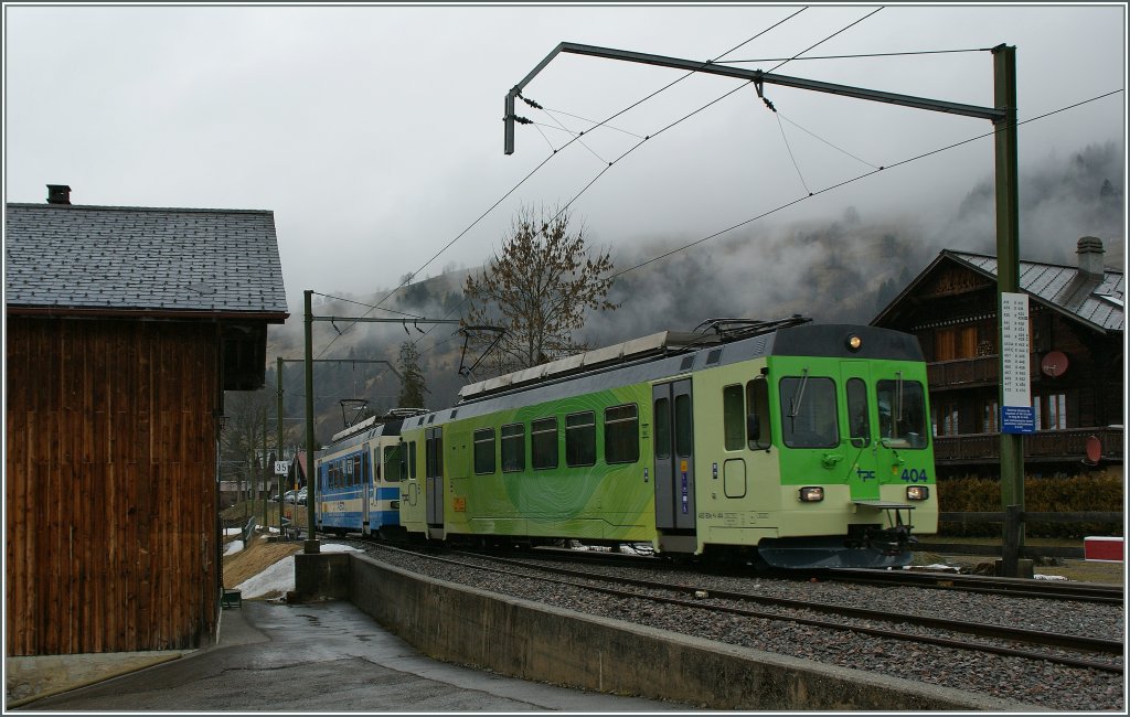 Der im Winter an den Wochenenden verkehrende Eilzug 426 erreicht mit den Triebwagen BDe 4/4 404 und 402 die Endstation Les Diablerets. 
19.03.2011