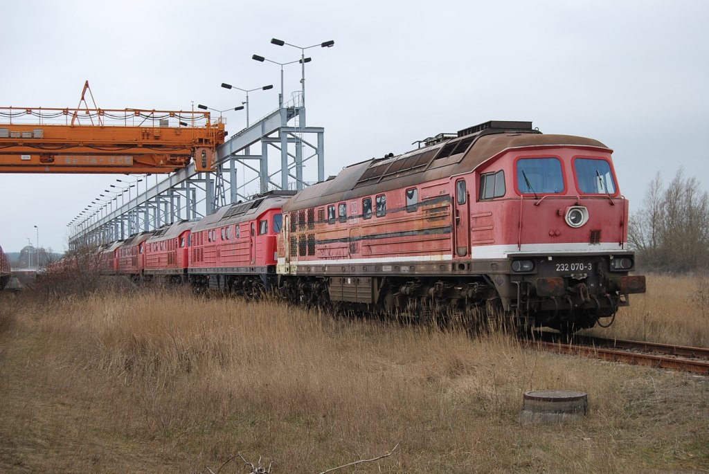 Deutliche Spuren hat die Abstellzeit in Mukran auch an der ehemaligen Nrnberger 232 070 hinterlassen.Am 05.04.2009 zeigt sich die Lok in einem desolaten Zustand.