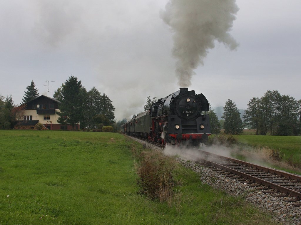 Die 01 533 am 02.10.2010 mit dem Sonderzug aus Stuttgart unterwegs auf der Ampflwanger Museumsbahn. 
