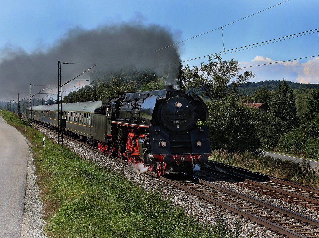 Die 01 533 am 11.09.2010 mit einem Sonderzug unterwegs bei Vilshofen. 
