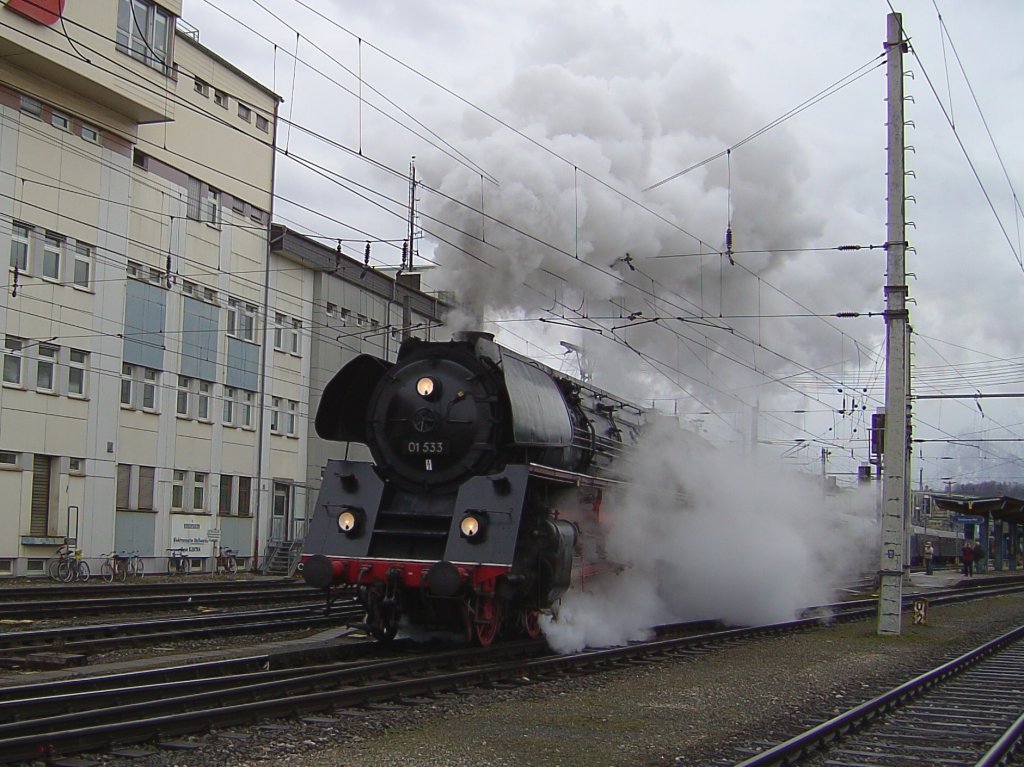 Die 01 533 mit einem IGE Sonderzug am 02.02.2008 bei der Ausfahrt aus Salzburg Hbf. 
