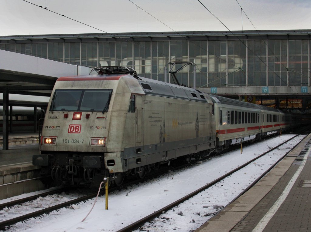 Die 101 034 am 28.12.2010 mit einem EC nach Graz im Mnchner Hbf. 
