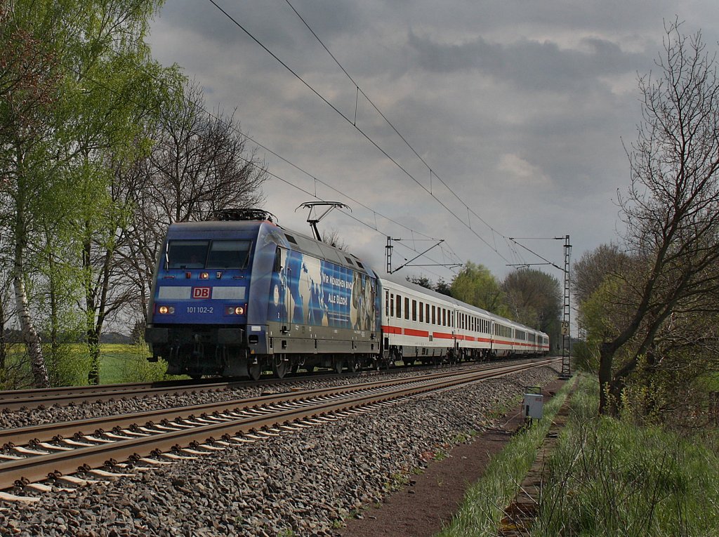 Die 101 102 (Wir Menschen sind alle gleich) am 27.04.2010 mit einem IC nach Oldenburg unterwegs bei Eystrup.
