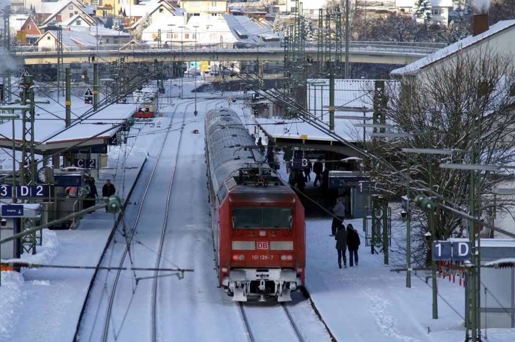 Die 101 128-7 als IC 2006 von Konstanz nach Dortmund Hbf beim halt im Donaueschinger Bahnhof aufgenommen am 02.01.2010