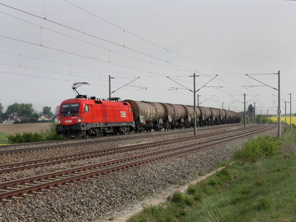 Die 1016 020 mit einem Kesselwagenzug am 28.04.2011 unterwegs bei Hebertshausen. 
