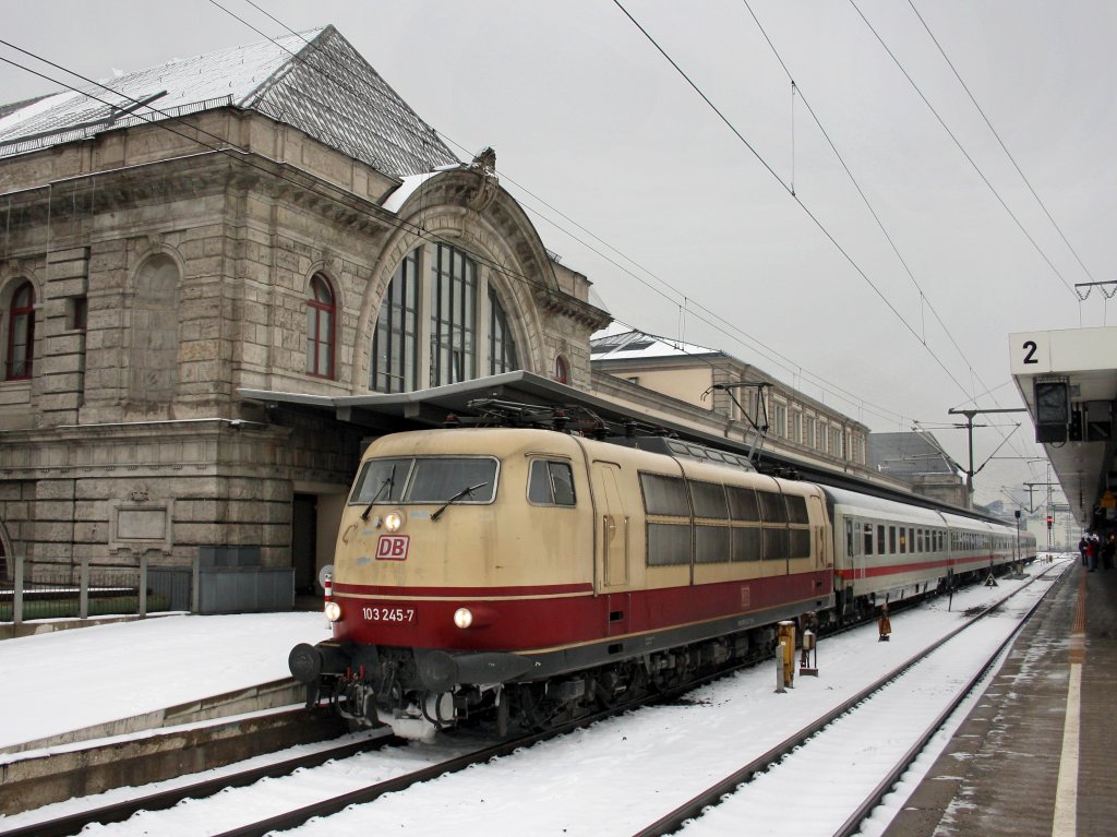 Die 103 245 mit einem ICE Ersatzzug am 20.02.2009 im Nrnberger Hbf. 
