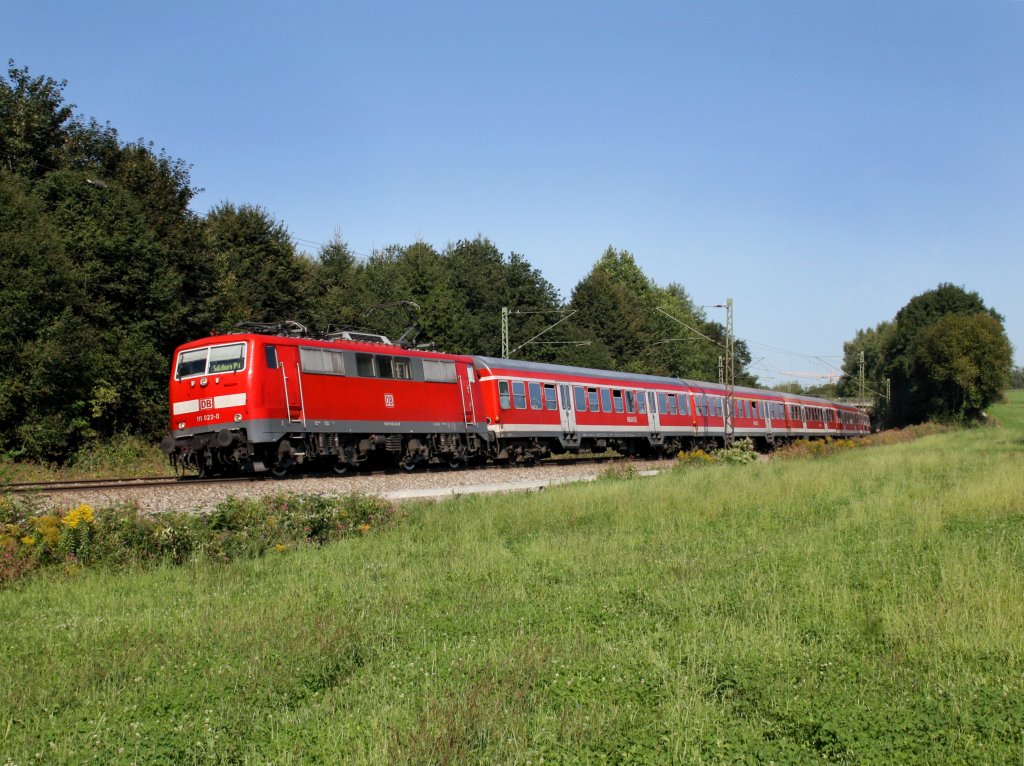 Die 111 022 mit einem RE nach Salzburg am 03.09.2011 unterwegs bei Ostermnchen. 
