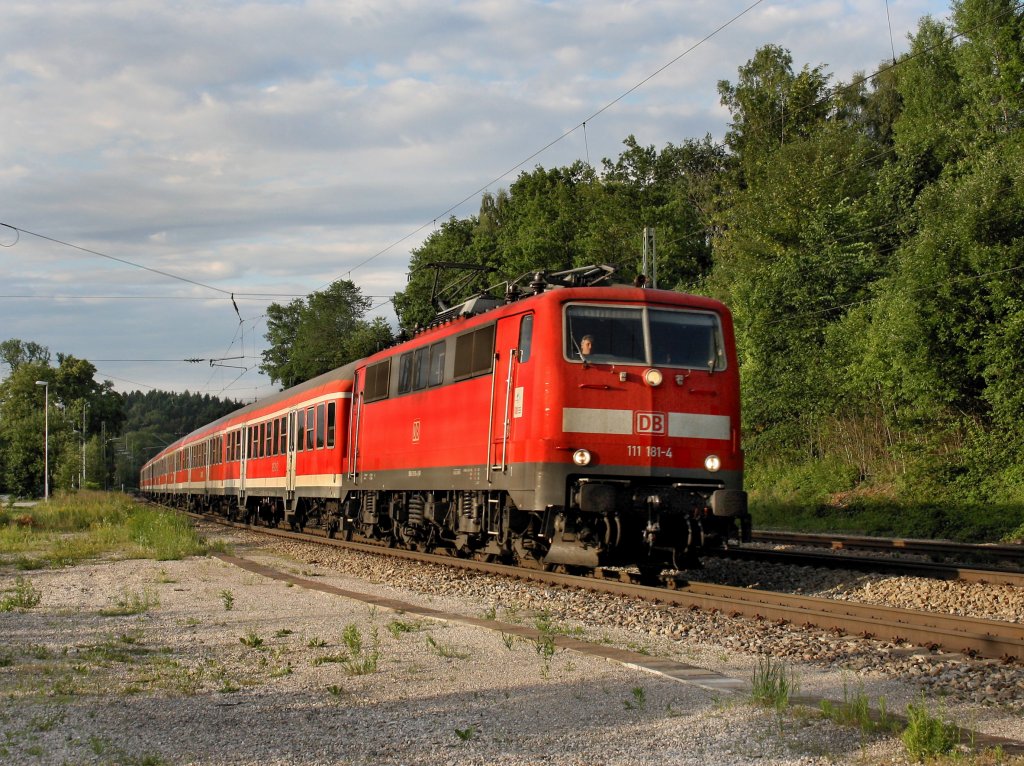 Die 111 181 mit einem RE nach Mnchen am 05.06.2011 bei der Durchfahrt in Aling. 
