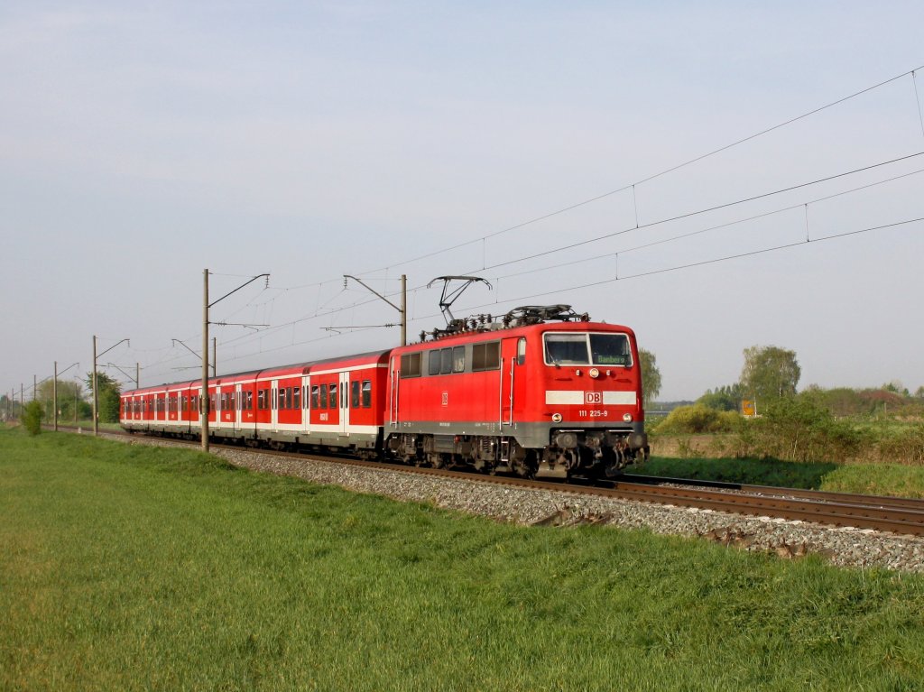 Die 111 225 mit einer S Bahn nach Bamberg am 24.04.2011 unterwegs bei Bubenreuth. 
